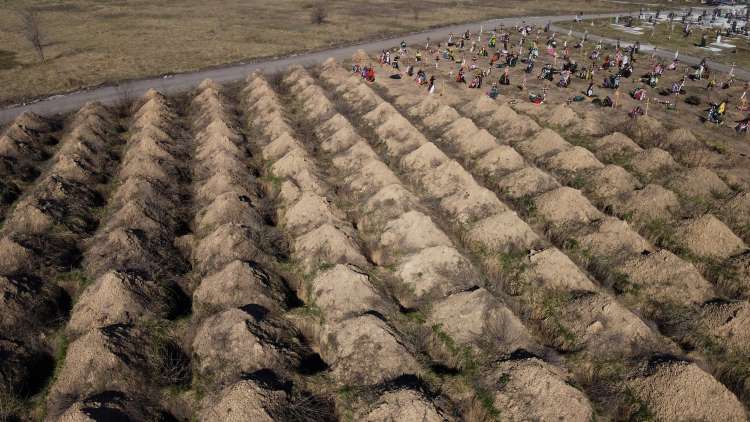 Covid-19: Ukraine prepares for deaths, digs 600 graves
