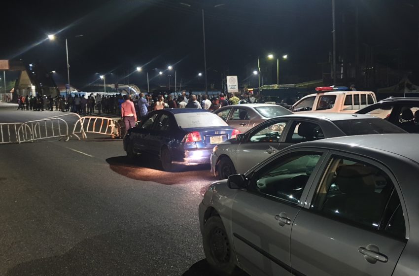  (PHOTOS) Lagosians stranded on third-mainland bridge as police enforce new curfew order