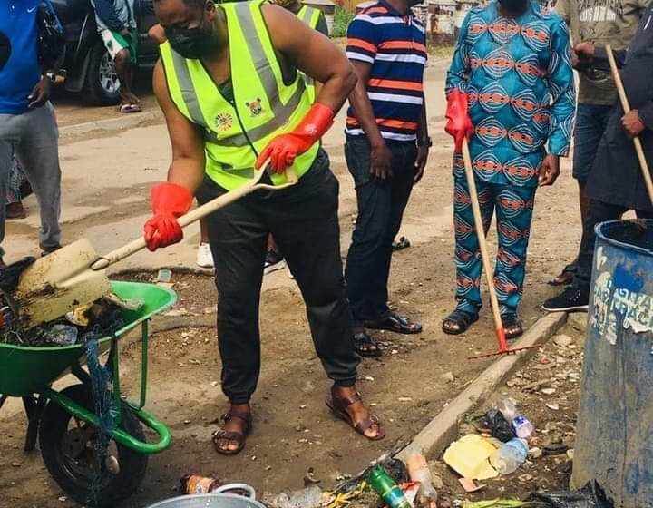  Nollywood star and Assembly member, Desmond Elliot participates in Community cleaning