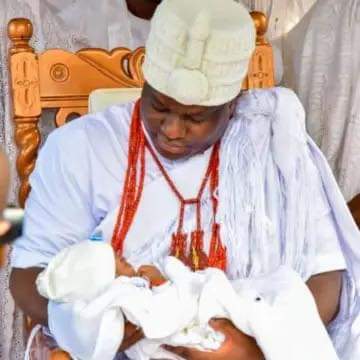  Ooni of Ife finally meets his Prince after 21days