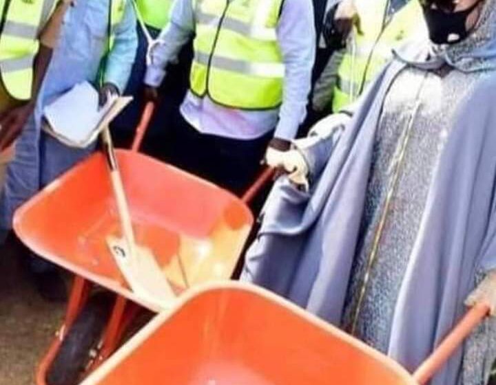  Kogi Governor, Yahaya Bello empowers Youths with wheel Barrows, Shovels