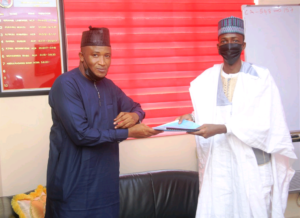 Bawa-hands-over-to-Sabir