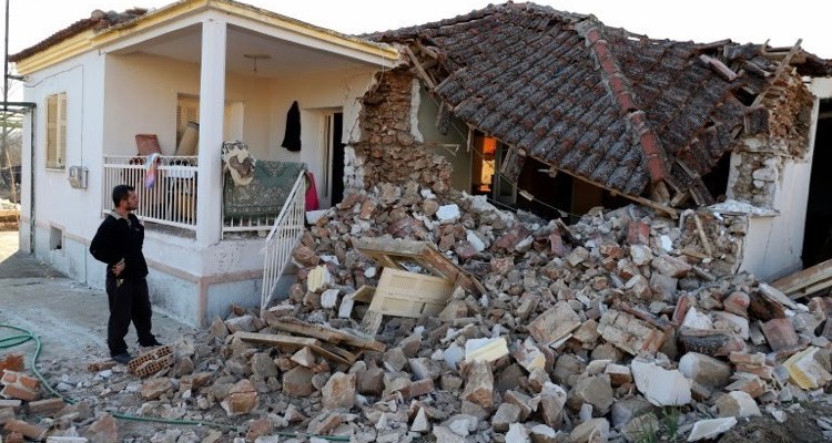  Strong earthquake shakes central Greece