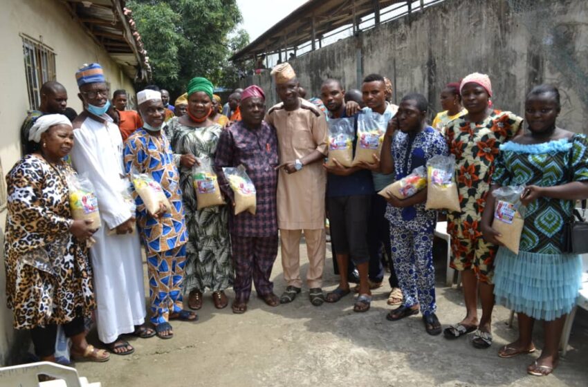  Easter Celebration: Oshodi-Isolo LG chairmanship aspirant, Animashaun donates food items to 300 residents