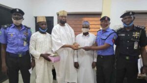 Bappa-Babba-Danagundi-presenting-the-reward-of-N100000-to-Sergeant-Kabiru-Isah.