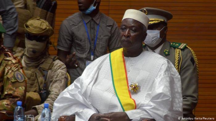  Mali’s vice president deposes detained president, premier