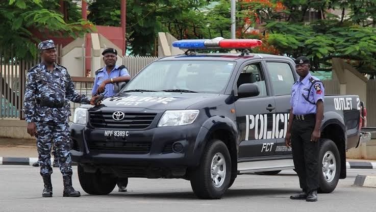  Policeman shoots man, mob attempt to burn police station in Lagos