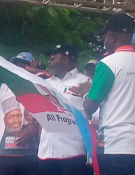  (Video) Ariyoh hands flag to Kendoo as APC flags off campaign in Oshodi-Isolo LG