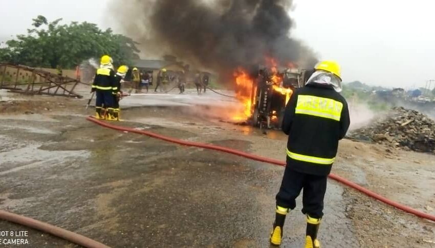 [video]Oyo Fire Service Agency saves lives, properties as petrol tanker explodes