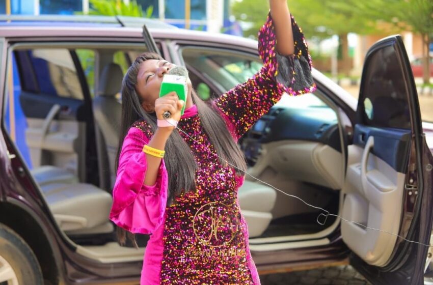  Prophet Iginla surprises Yinka Alaseyori with car gift