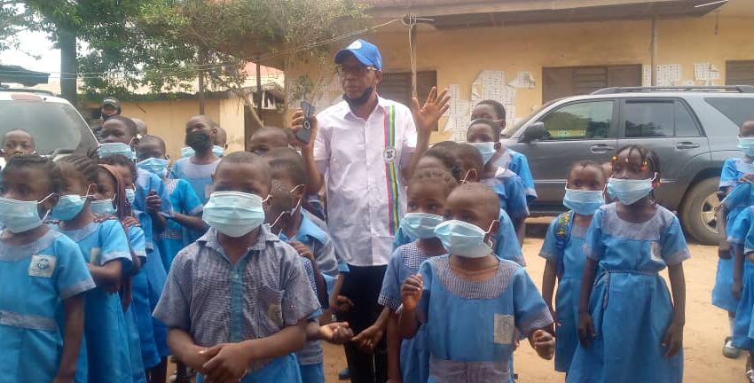  [Video] Popular Yoruba movie actor, Afeez Oyetoro leads free pry education campaign to Oshodi market