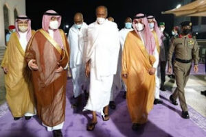 Buhari-perform-Lesser-Hajj-450x300