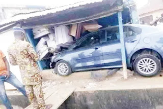  Couple pays ₦550,000 after damaging 7 coffins in an accident