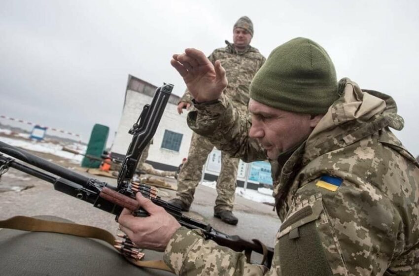  Russia/Ukraine: Ex-Boxer, Vitali Klitschko pictured loading Machine Gun
