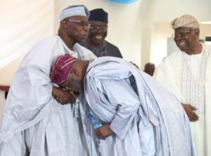 Atiku-bows-for-Obasanjo-e1548893505279